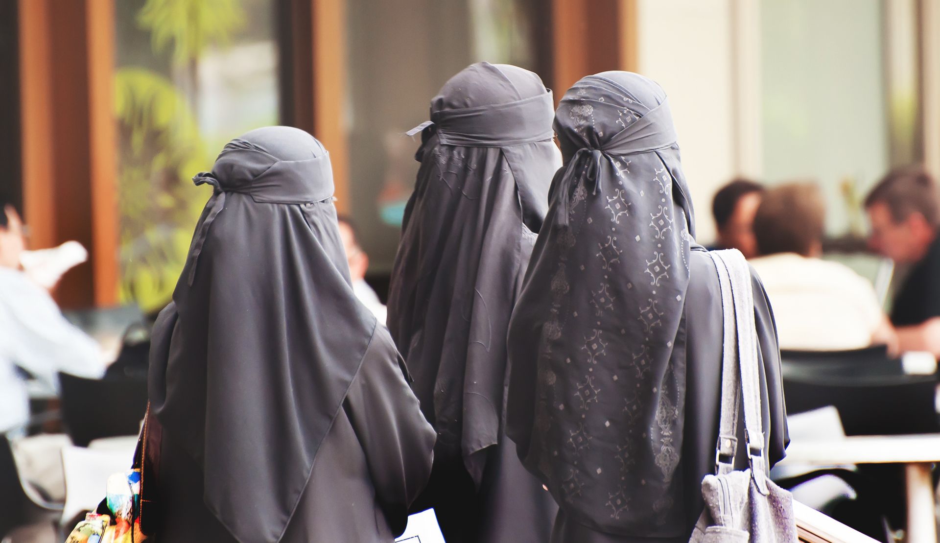 Het strand Doorzichtig Rally Waarom dragen moslim vrouwen een hoofddoek? - Islam in het Nederlands