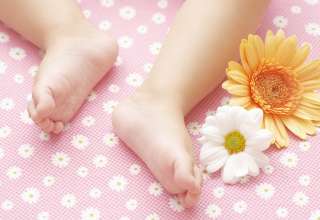 baby voetjes en bloemen