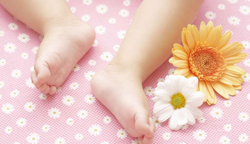 baby voetjes en bloemen